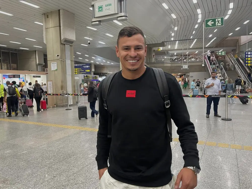 Hugo Moura desembarca no Rio para reforçar o Vasco