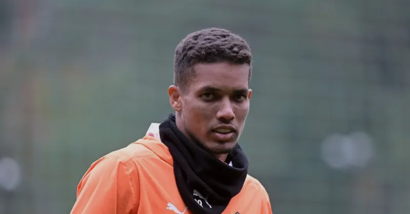 Pedrinho no Vasco? Entenda a Jogada de Diniz e o Mercado Cruzmaltino